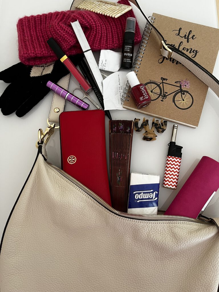 So wie wir unsere Handtasche füllen, füllen wir auch unseren Kopf - die mentale Last wiegt schwer. Die Lösung heißt: aussortieren. Sowohl die Dinge, die nichts in der Handtasche verloren haben, also auch die Gedanken, die ständig in unserem Kopf kreisen. Foto: K. Caspers