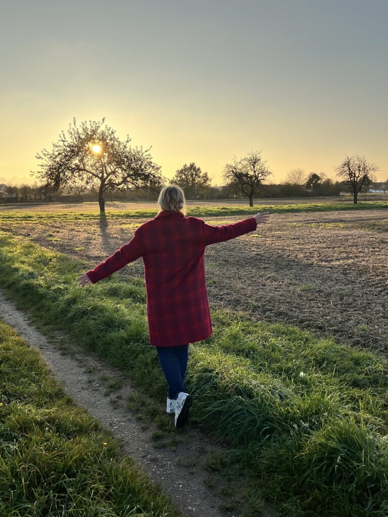 Karina umarmt die Welt