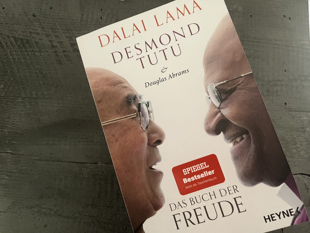 Das Buch der Freude von Dalai Lama, Demond Tutu und Douglas Abrams, erschienen im Heyne Verlag