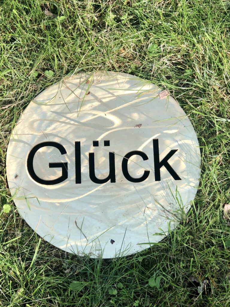 Manchmal liegt das Glück zum Greifen nah - wir müssen es nur erkennen. Durch tägliche Dankbarkeit-Rituale fällt es nachweislich leichter, Glück zu empfinden.