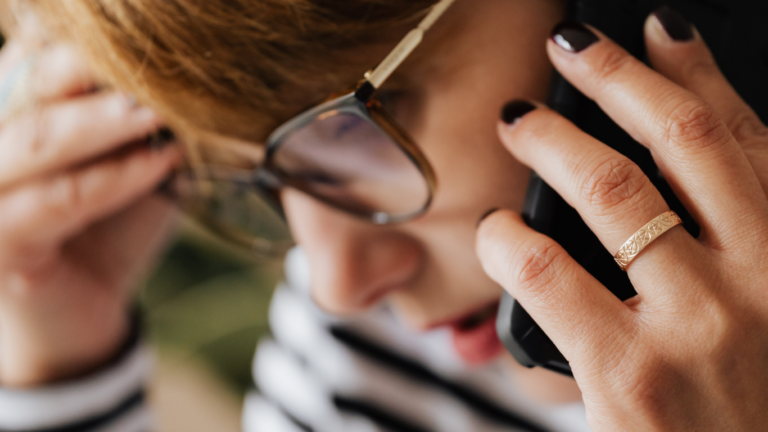 Frau telefoniert und wirkt dabei sehr gestresst,