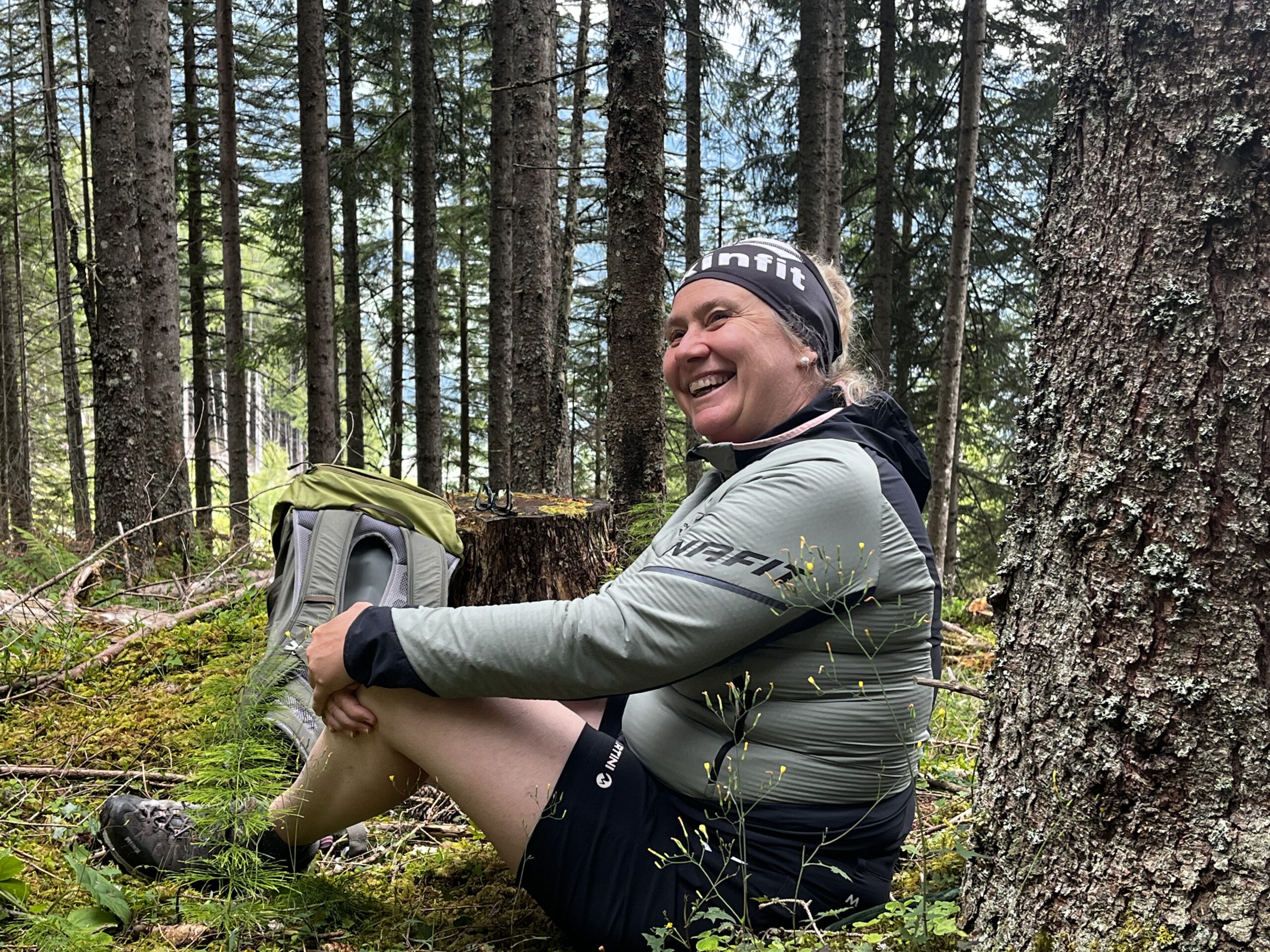 Waldtrainerin Jutta Pommegger sitzend im Wald