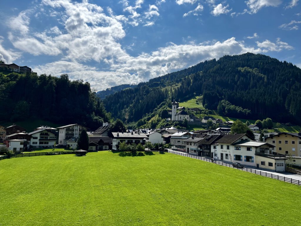 Blick von der großzügigen Terrasse unserer Ferienwohnung in der Pension Kendelbacher in Großarl. Die Yoga-Wanderung ist im Berg-Gesund-Programm inkludiert und für Gäste von Mitgliederbetrieben wie der Pension Kendelbacher kostenlos.
