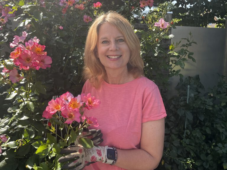 Der Gartenarbeit gehört zu meinen liebsten Hobbys. Hier schneide ich die Rose Sweet Pretty