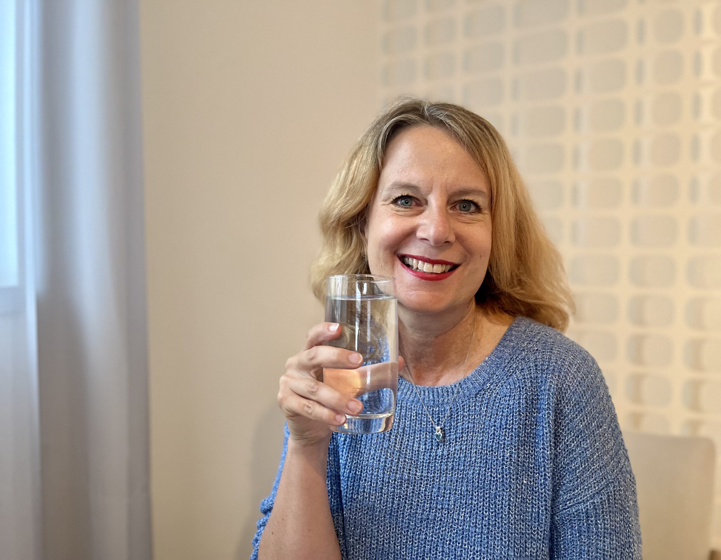 Karina trinkt ein Glas Wasser