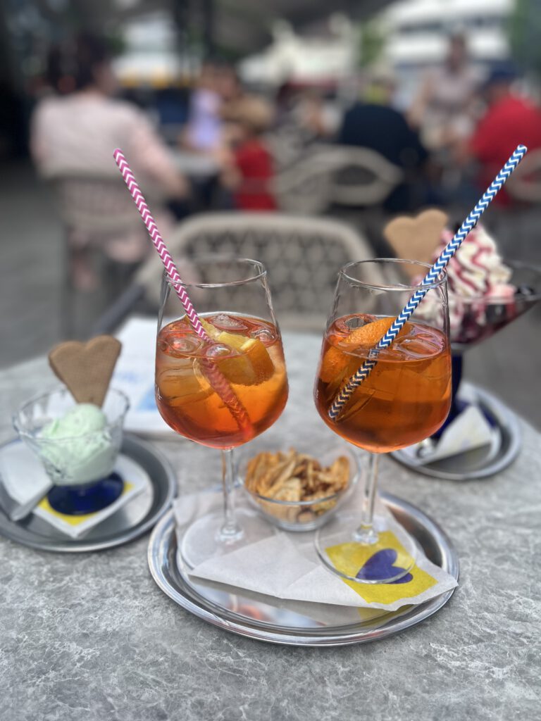 Ja, es darf auch mal ein Aperol-Spritz sein. Das wichtigste ist, in den Wechseljahren genug zu trinken. Zucker und Alkohol am besten aber nur in Maßen genießen.