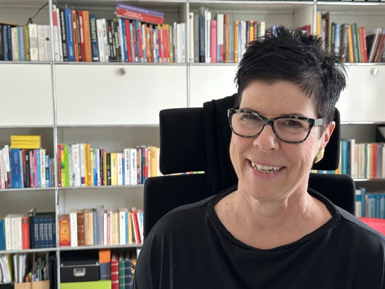 Dr. Petra Zahn spricht im Interview mit Karina Caspers über das Thema Stressbewältigung für Frauen in der Lebensmitte