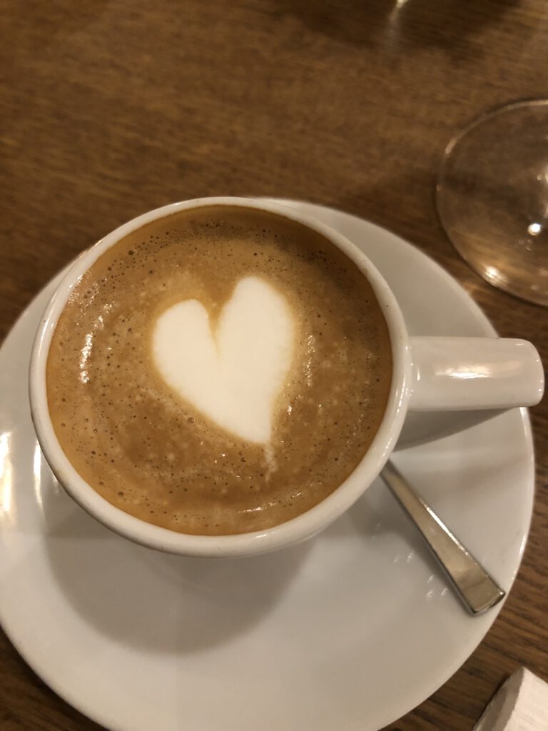 Eine Tasse Kaffee genießen – schon das ist Me Time, ein kleiner Luxus, den wir uns ab und an gönnen dürfen