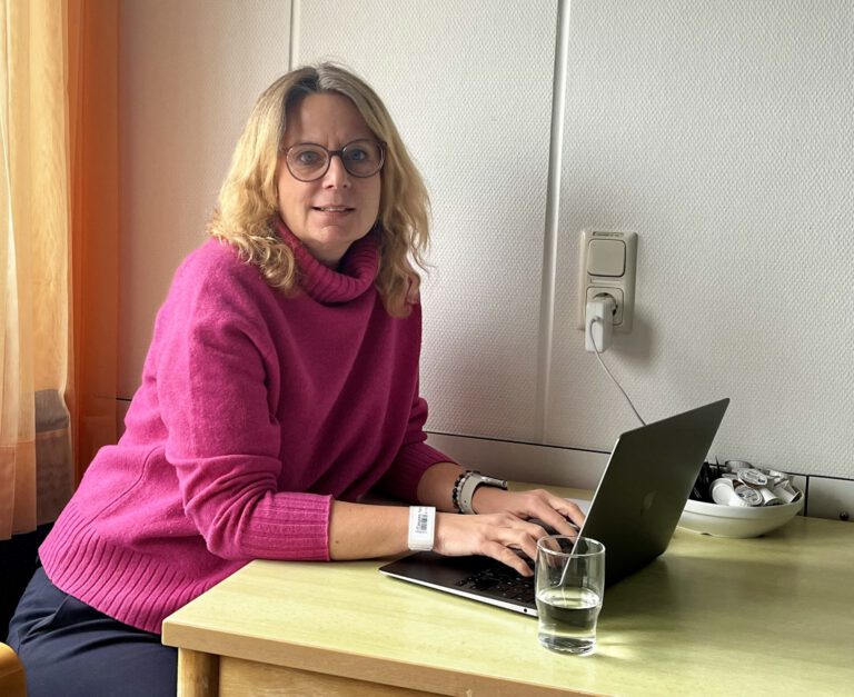 Karina schreibt Blog-Artikel im Krankenhaus