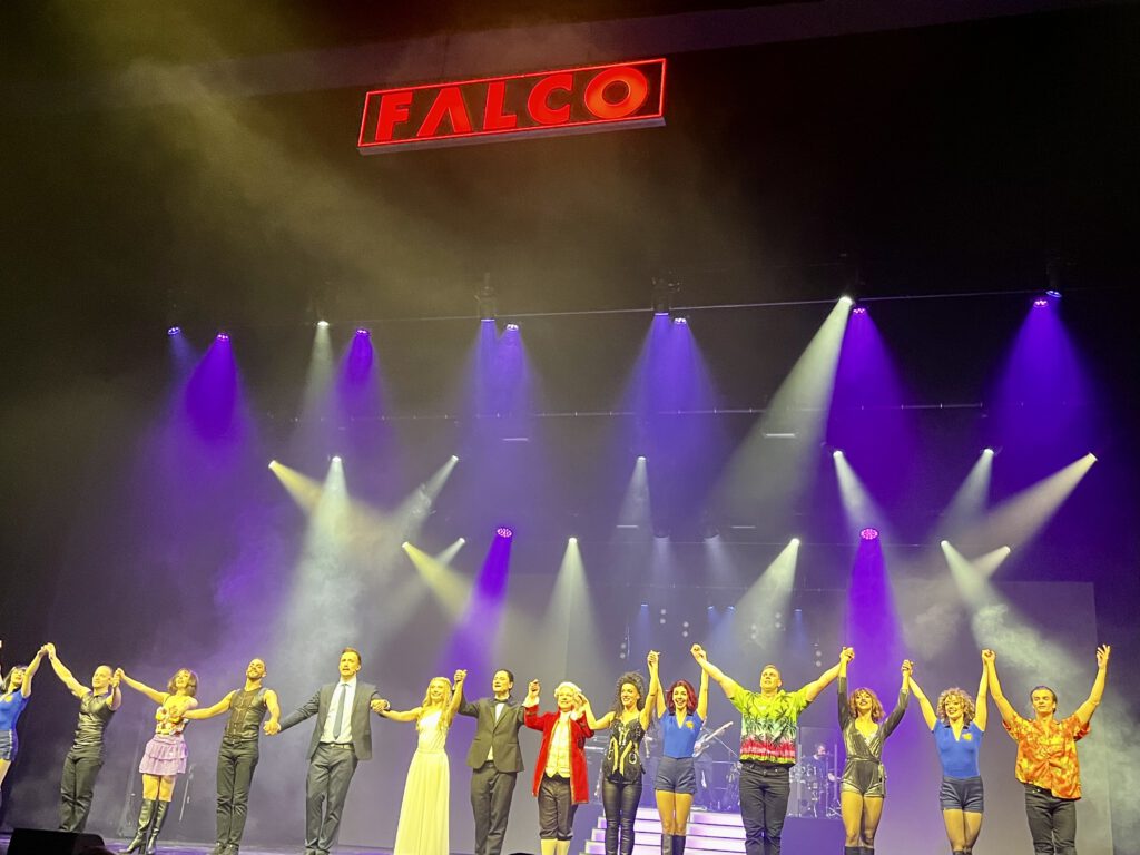 Darsteller verbeugen sich beim Schlussapplaus im Musical Falco meets Amadeus im Festspielhaus Baden-Baden.