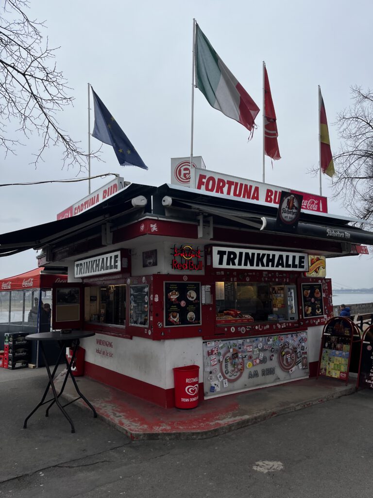 Kleine Inspiration von Düsseldorf: Ramen im japanischen Viertel. Typische Trinkhalle am Rheinufer. Ausstellung „Die geheime Macht der Düfte“ im Kunstpalast. Sinnspruch bei „Wilma Wunder“. Plakat „Theater an der Kö" für das Stück „Es ist nur eine Phase, Hase“.
