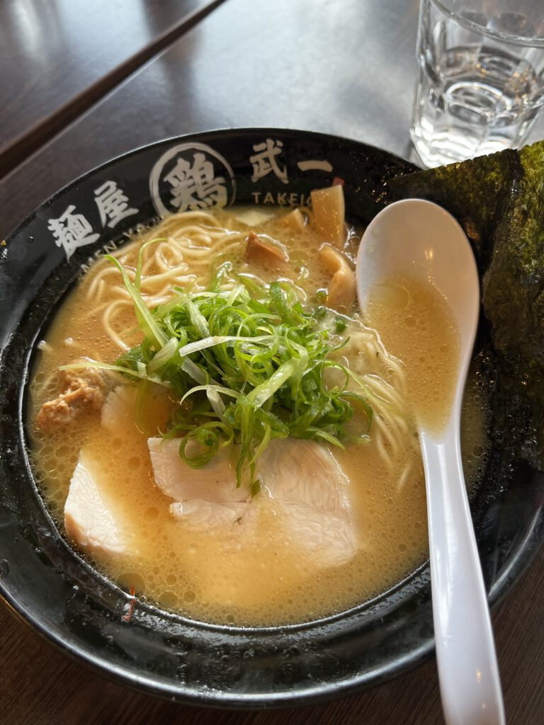 Kleine Inspiration von Düsseldorf: Ramen im japanischen Viertel. Typische Trinkhalle am Rheinufer. Ausstellung „Die geheime Macht der Düfte“ im Kunstpalast. Sinnspruch bei „Wilma Wunder“. Plakat „Theater an der Kö" für das Stück „Es ist nur eine Phase, Hase“.

