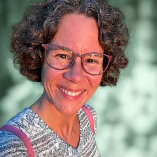 Porträt von Sandra Heck, Sport- und Ernährungsberaterin, die Tipps gibt, wie Frauen in der Lebensmitte den Hormonbauch loswerden.